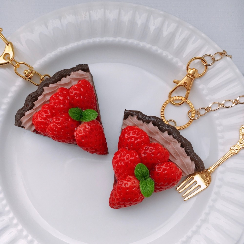 【展示のみ(受注制作不可)】いちごタルトのキーホルダー♡ご希望のイニシャルで♡