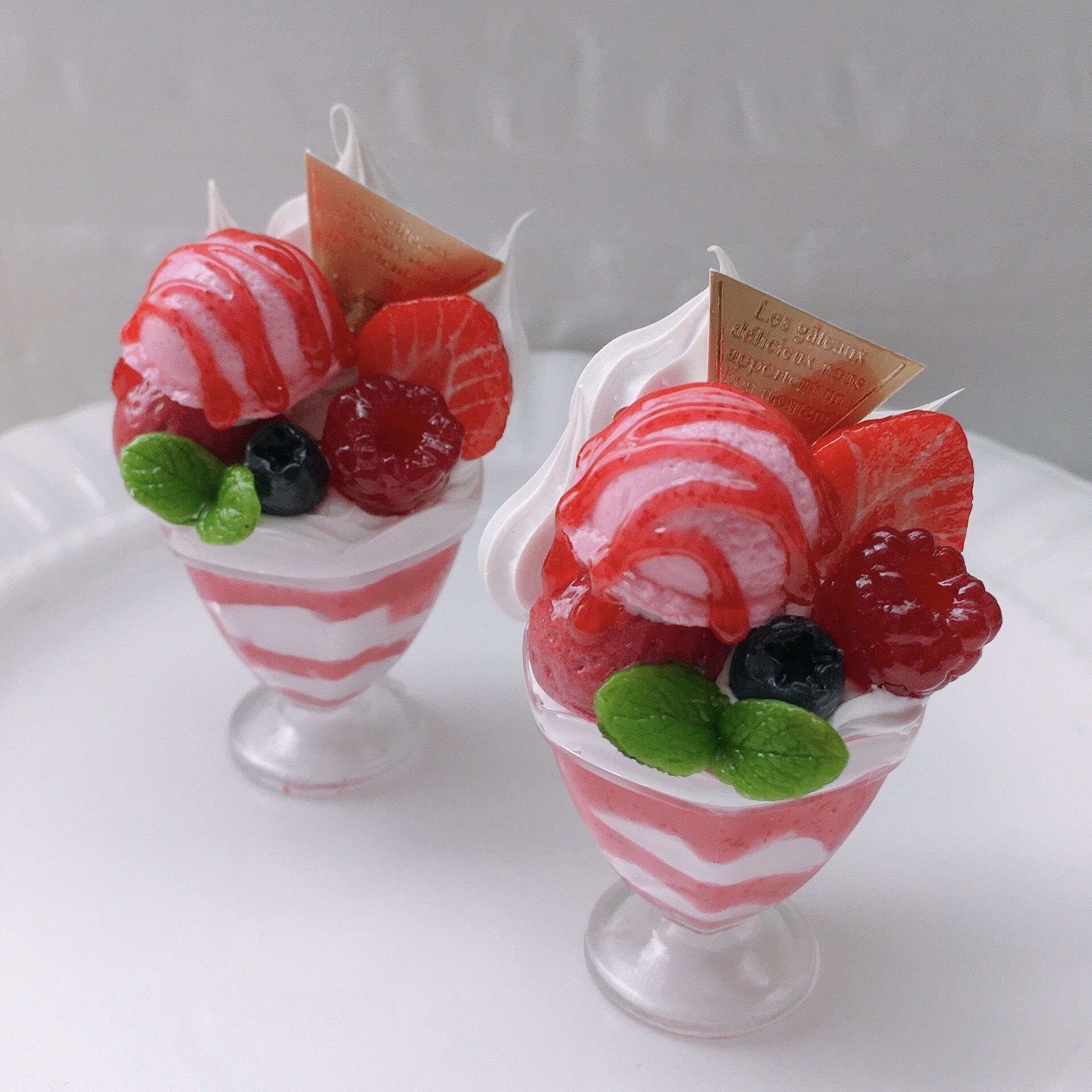 大人気♡とろけるアイス いちごとベリーのパフェキーホルダー