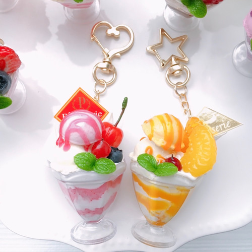 大人気♡とろけるアイス いちごとベリーのパフェキーホルダー