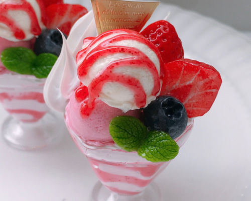 フェイクスイーツ♡贅沢ストロベリーパフェ♡ 左は本物😋🍓 フェイクスイーツパフェたくさん作ってたら本物が