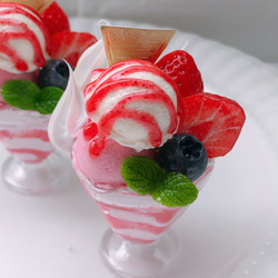 再販♡大人気♡とろけるアイス いちごパフェのストラップ