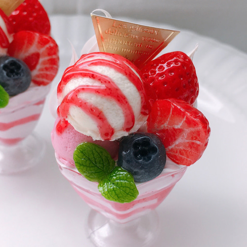 再販♡大人気♡とろけるアイス いちごパフェのストラップ