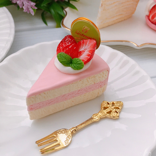 しかくい　いちごのショートケーキ　ハンドメイド　フェイクスイーツ　チャーム しかくいいちごのショートケーキハンドメイドフェイクスイーツチャーム
