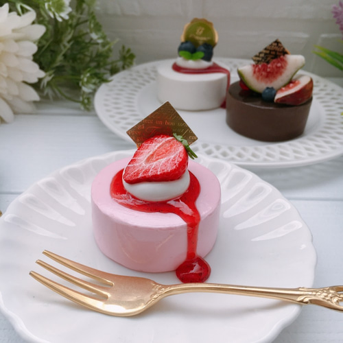 とろーりソースが美味しそうないちごムースケーキ☆メモスタンド