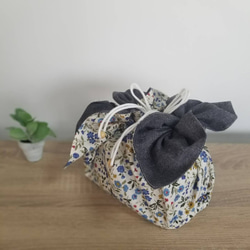 やさしい青と小花　Bento cloth 'n' bag ～紐を引っ張るとお弁当袋になるランチクロス～ 2枚目の画像