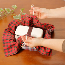 チェックレッド　Bento cloth 'n' bag ～紐を引っ張るとお弁当袋になるランチクロス～　 6枚目の画像