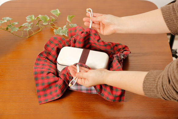 チェックレッド　Bento cloth 'n' bag ～紐を引っ張るとお弁当袋になるランチクロス～　 6枚目の画像