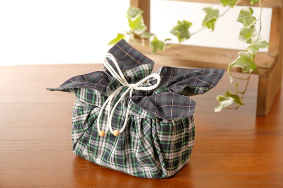 チェックブルー　Bento cloth 'n' bag ～紐を引っ張るとお弁当袋になるランチクロス～　 3枚目の画像
