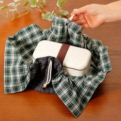 チェックブルー　Bento cloth 'n' bag ～紐を引っ張るとお弁当袋になるランチクロス～　 6枚目の画像