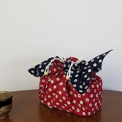 梅あられ赤紺　Bento cloth 'n' bag ～紐を引っ張るとお弁当袋になるランチクロス～ 1枚目の画像