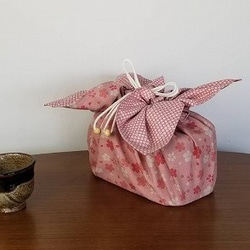 桜鹿の子　Bento cloth 'n' bag ～紐を引っ張るとお弁当袋になるランチクロス～ 1枚目の画像