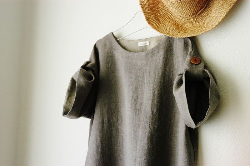 ヘリンボーン織りのリネン　ゆったりロールアップブラウス