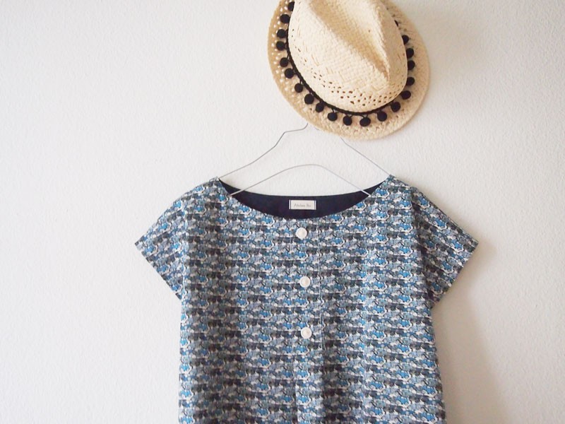 2018Ａ/Ｗ　Liberty:Rolling wheels  タックフレンチスリーブブラウス(ブルー）