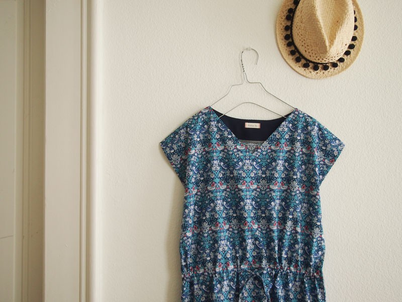 Liberty: Strawberry thief ドローストリングワンピース（Ｖネック）