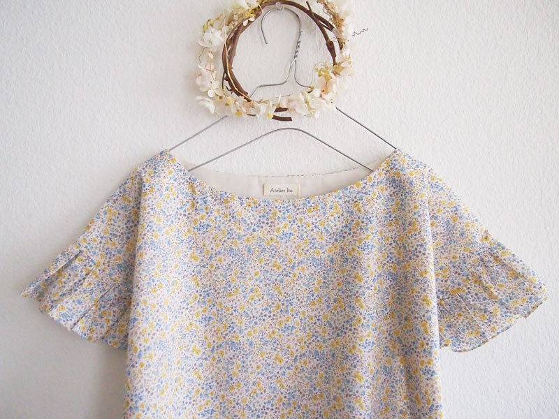 Liberty : phoeb 40th　フリルフレンチスリーブブラウス