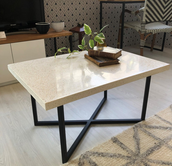 シェルと天然石が入ったおしゃれ天板＋アイアンクロス脚デザインのロー