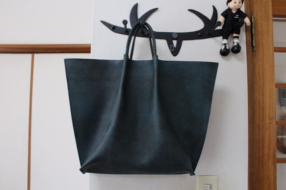 ■ 【IYさまオーダーバッグ】珍しい染めの本革ワイルドバッグ（ブルーグリーンの革にブラックの染め） 1枚目の画像