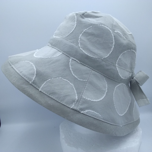 ☆立体的なドット柄の日よけ帽子☆ライトグレーのハット☆形が作れるつば広帽子☆調整可能☆K-CAPELINE☆ 4枚目の画像
