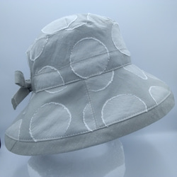 ☆立体的なドット柄の日よけ帽子☆ライトグレーのハット☆形が作れるつば広帽子☆調整可能☆K-CAPELINE☆ 6枚目の画像