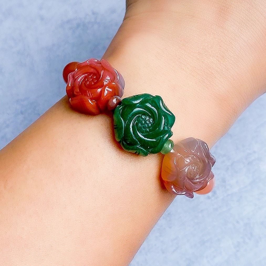 手彫りの薔薇　天然色マルチカラーカルセドニーのブレスレット