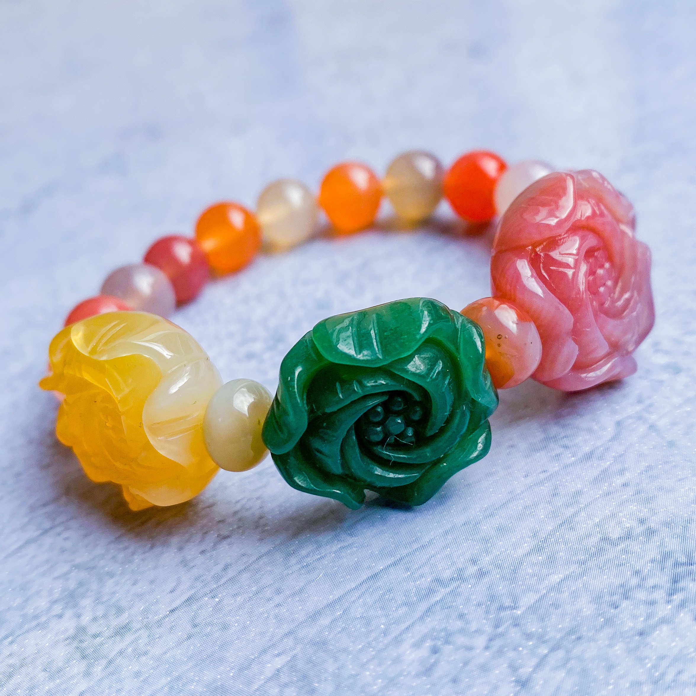 手彫りの薔薇　マルチカラーカルセドニーのブレスレット
