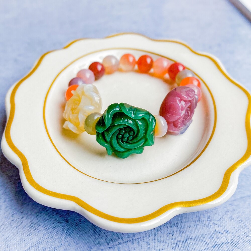 手彫りの薔薇　天然色マルチカラーカルセドニーのブレスレット