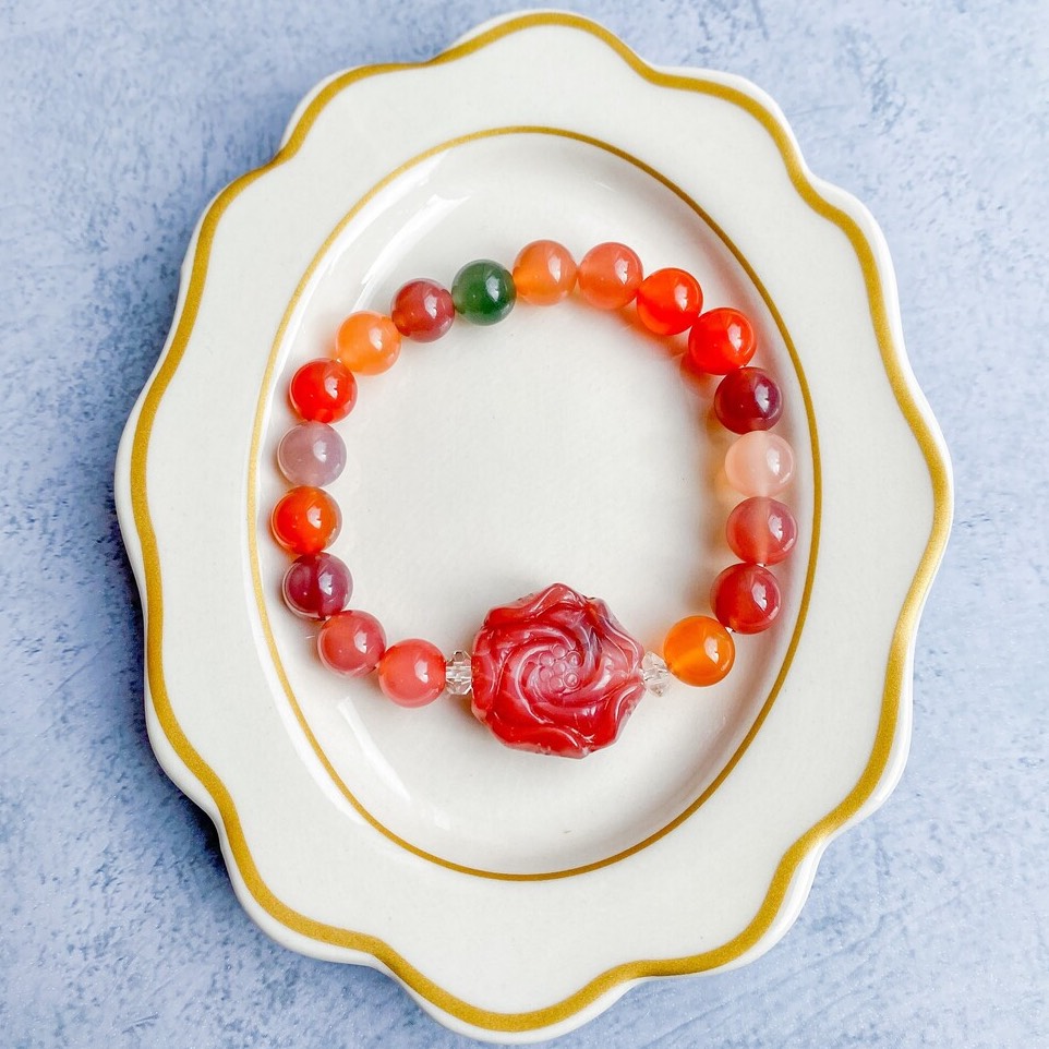 手彫りの薔薇　天然色マルチカラーカルセドニーのブレスレット