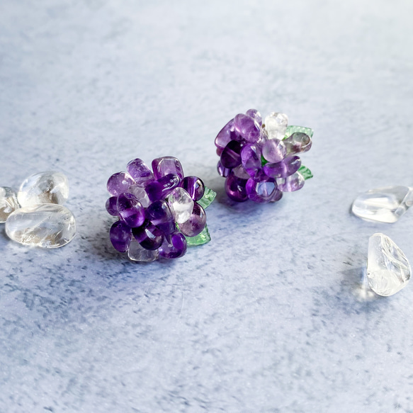 天然石の紫陽花のピアス（アメジスト、水晶）チタンポストピアス 1枚目の画像
