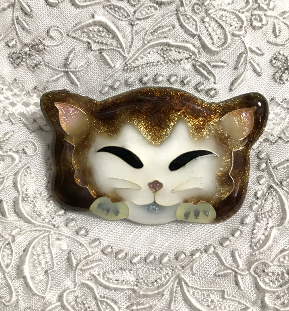 手作り七宝焼　ほおづえニャンコ　茶系　銀線と銀箔　寝そべりネコ　猫 1枚目の画像