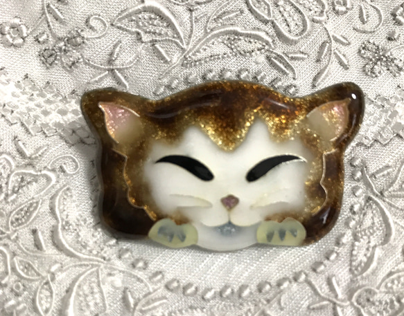 手作り七宝焼　ほおづえニャンコ　茶系　銀線と銀箔　寝そべりネコ　猫 2枚目の画像