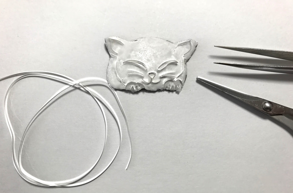 手作り七宝焼　ほおづえニャンコ　茶系　銀線と銀箔　寝そべりネコ　猫 6枚目の画像