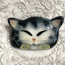 手作り七宝焼　ほおづえニャンコ　黒系　寝そべりネコ　猫　銀線と銀箔　銀七宝焼き 1枚目の画像