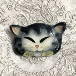 手作り七宝焼　ほおづえニャンコ　黒系　寝そべりネコ　猫　銀線と銀箔　銀七宝焼き 2枚目の画像