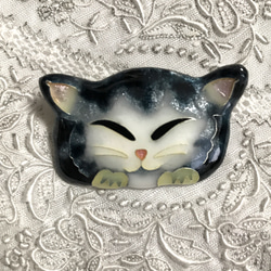 手作り七宝焼　ほおづえニャンコ　黒系　寝そべりネコ　猫　銀線と銀箔　銀七宝焼き 5枚目の画像