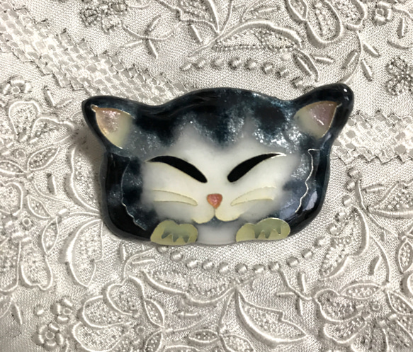 手作り七宝焼　ほおづえニャンコ　黒系　寝そべりネコ　猫　銀線と銀箔　銀七宝焼き 5枚目の画像