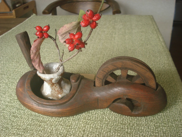 ケヤキの古民具「墨ツボ」を置き一輪挿しにしました。時代を感じ