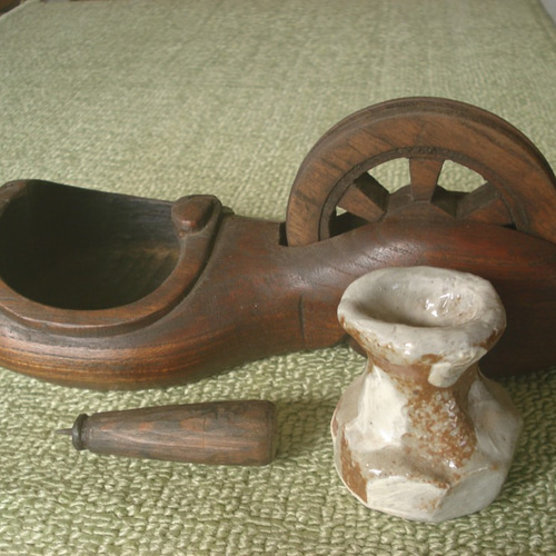 ケヤキの古民具「墨ツボ」を置き一輪挿しにしました。時代を感じさせる