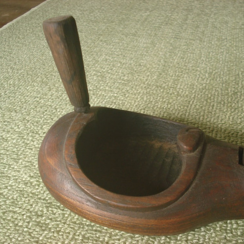 ケヤキの古民具「墨ツボ」を置き一輪挿しにしました。時代を感じ