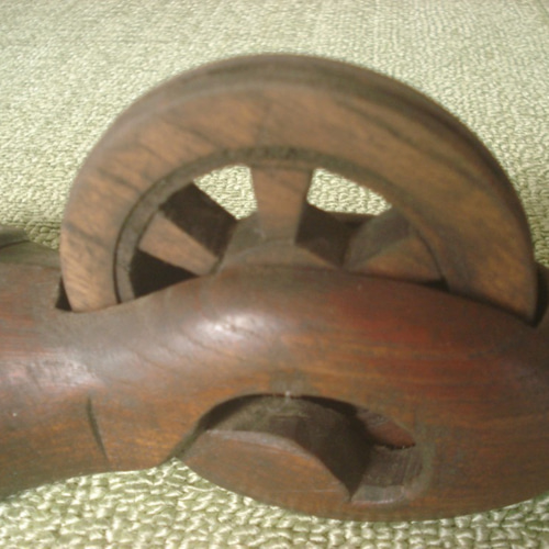 ケヤキの古民具「墨ツボ」を置き一輪挿しにしました。時代を感じさせる