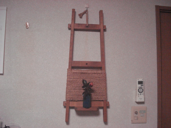 飾り台付き背負子　ヒノキを組み合わせ下段に飾り台を付け、背あて部に麻縄を編んだ、お洒落な背負子です。 1枚目の画像