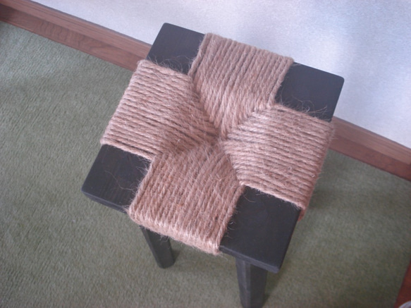 座編みハイスツール　厚みのあるヒノキの座板の真ん中をくり抜き麻縄を編んだお洒落なスツール。 2枚目の画像