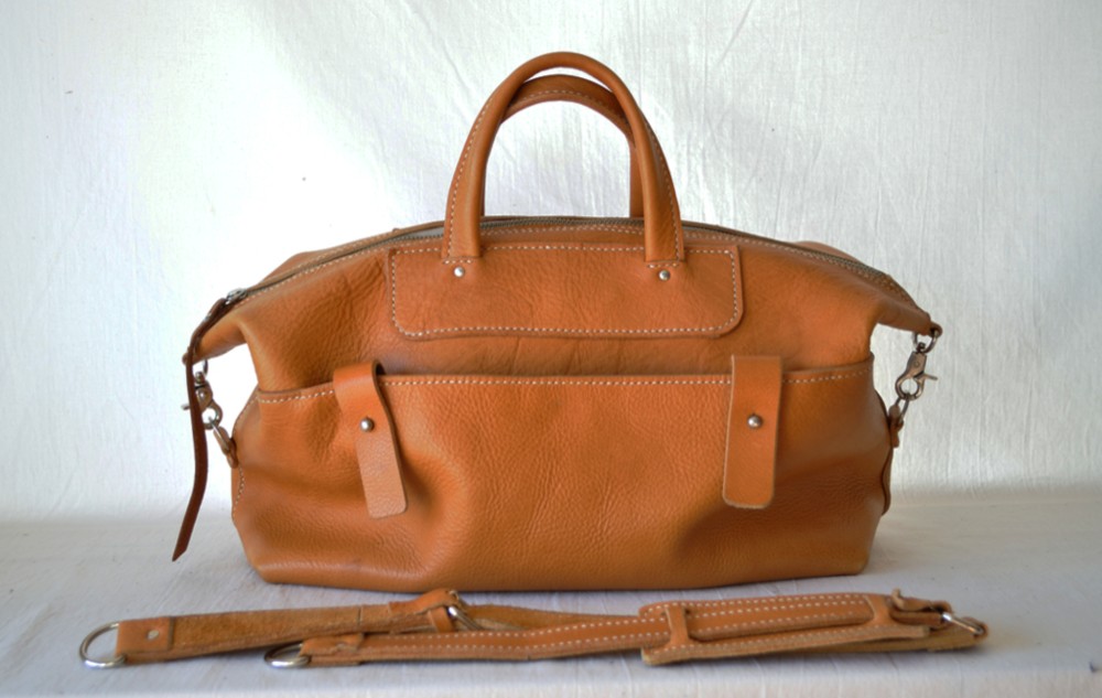 とても長い間使う事ができる牛革製の２Ｗａｙボストンバック