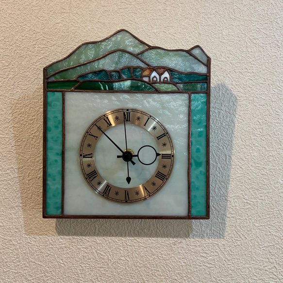 山のある風景の掛け時計　ステンドグラス 2枚目の画像