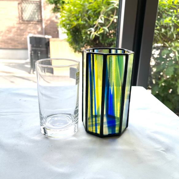 イエローとブルーのストライプが美しい花瓶　小物入れ　ステンドグラス 1枚目の画像