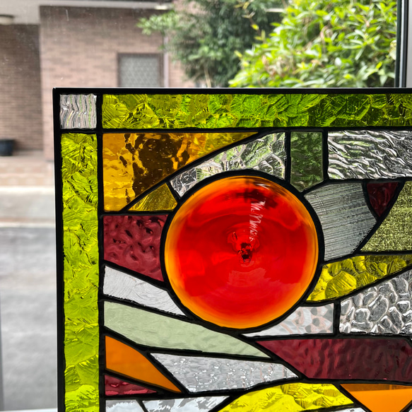 オレンジ色のロンデルとイエローグリーン系ガラスのコラボ　ステンドグラスパネル 3枚目の画像