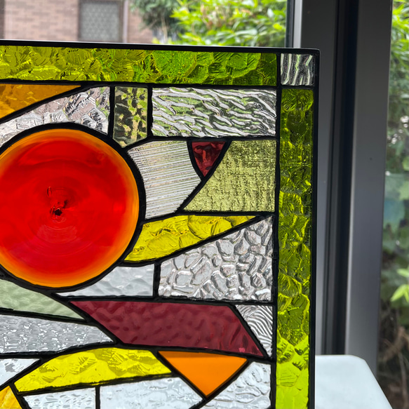 オレンジ色のロンデルとイエローグリーン系ガラスのコラボ　ステンドグラスパネル 7枚目の画像