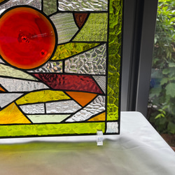 オレンジ色のロンデルとイエローグリーン系ガラスのコラボ　ステンドグラスパネル 8枚目の画像