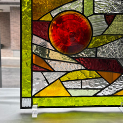 オレンジ色のロンデルとイエローグリーン系ガラスのコラボ　ステンドグラスパネル 9枚目の画像