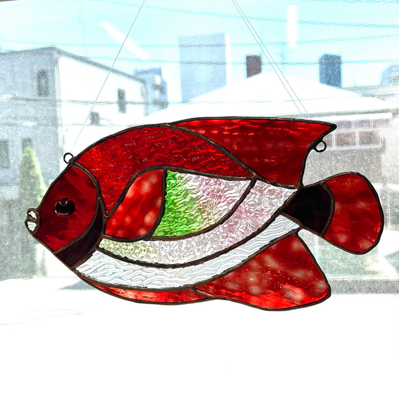 魚のサンキャッチャー　ステンドグラス　レッド系 1枚目の画像