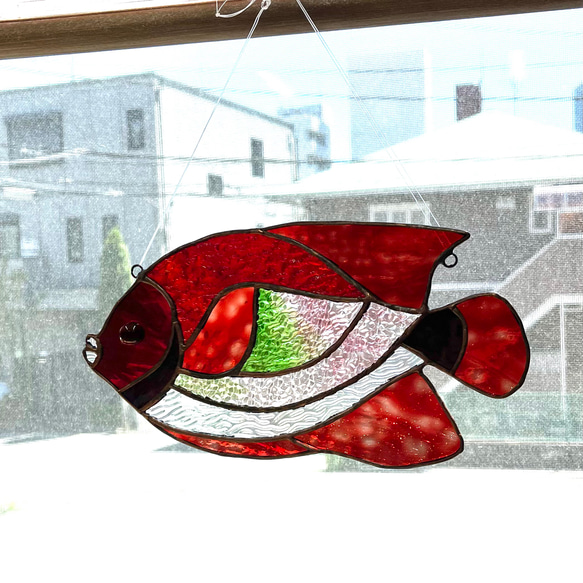 魚のサンキャッチャー　ステンドグラス　レッド系 3枚目の画像